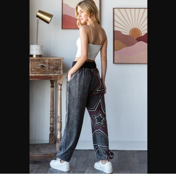 Oli & Hali High-Waisted Joggers - Picture 5 of 5